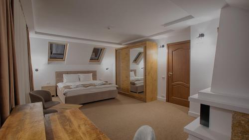 una camera da letto con un letto e un tavolo in una stanza di MER Guest House B&B a Braşov