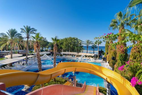 欧库卡拉Sealife Buket Resort & Beach Hotel - Ultra All Inclusive的度假村游泳池的滑梯