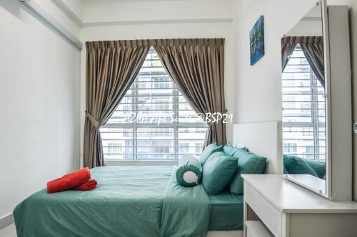 JenjarumBandar Saujana Putra BSP 21 AZFA Suite [FREE WiFi]的一间卧室设有一张绿色的床和一个大窗户