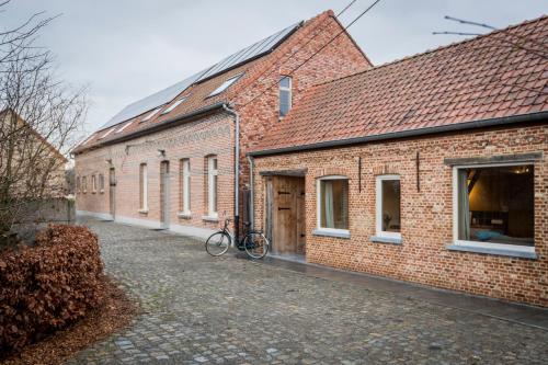 a bike parked in front of a brick building at B&B Art.14 in Morkhoven