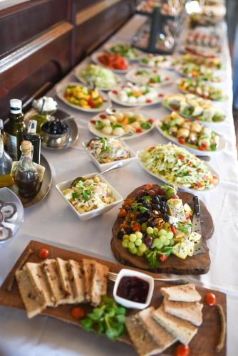 プウォツクにあるHotel Czardasz Spa & Wellnessのテーブルの上の一皿