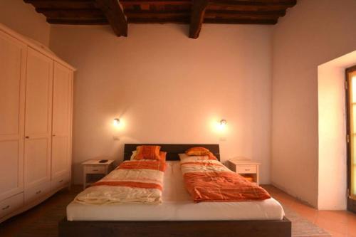 A bed or beds in a room at Podere Bruscoline 36