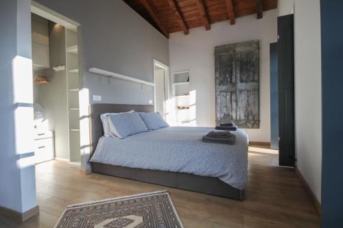 Ένα ή περισσότερα κρεβάτια σε δωμάτιο στο Borgo Bolvedro - Tremezzo by LoveComo