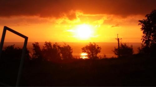 a sunset with the sun setting in the background at Taitung Sansiantai B&B in Chenggong