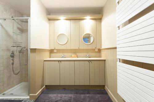 un baño con lavabo y ducha en Apartment Zonnehaven, en Nieuwpoort