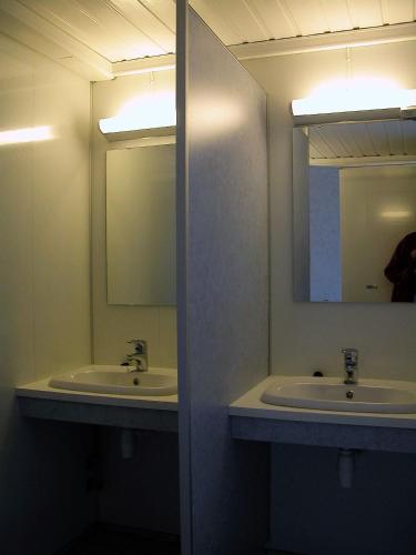 a bathroom with two sinks and two mirrors at Lunde Camping in Aurland