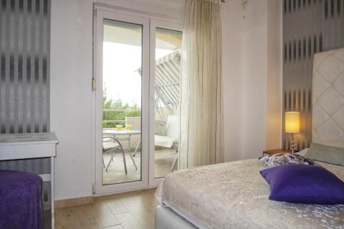 Un dormitorio con una cama y vista a un patio. en Apartment Nike, en Celina