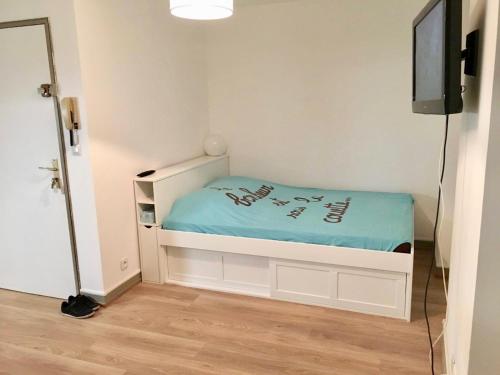 - une petite chambre avec un lit et une télévision dans l'établissement Chaleureux appartement en centre ville de Poitiers, à Poitiers