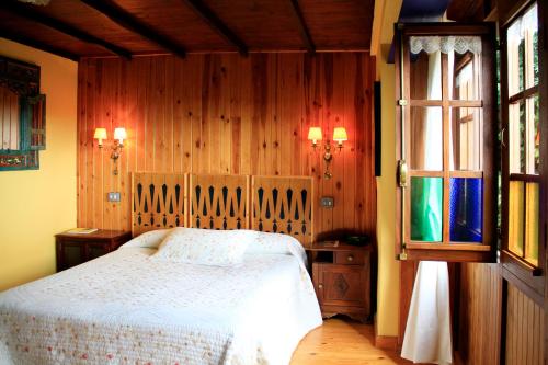 ルアンコにあるCasas Rurales Pradina I y IIのベッドルーム(白いベッド1台、窓付)