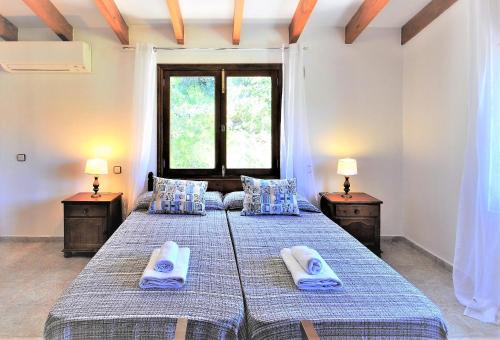 2 camas individuales en una habitación con 2 lámparas en Villa LAS ENCINAS-en el pueblo de Esporles- Mallorca, en Esporles