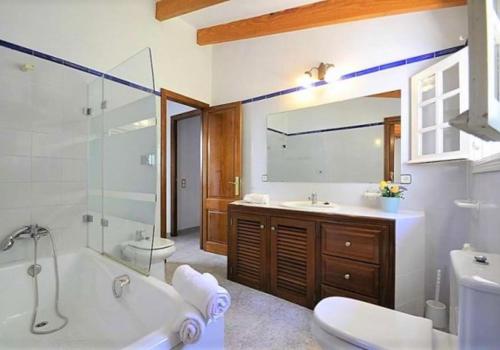 a bathroom with a tub and a toilet and a sink at Villa LAS ENCINAS-en el pueblo de Esporles- Mallorca in Esporles
