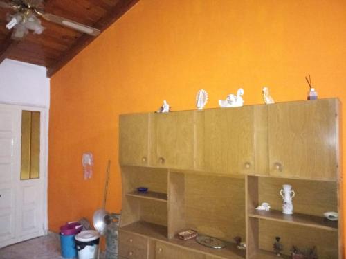 une étagère dans une pièce avec quelques figurines dans l'établissement Casa Reinamora, à Villa Parque Siquiman