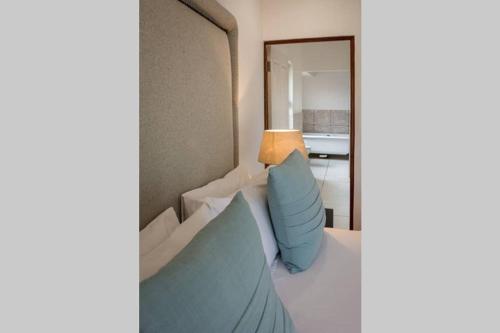 Letto o letti in una camera di 288 Majestic View - Vaal De Gràce Golf Estate - Loadshedding Friendly