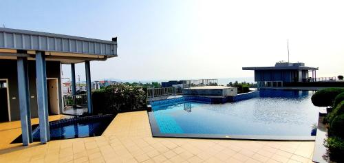 a large swimming pool on top of a building at Cozy near beach 200m with toproof pool at Patio Bangsaen in Bangsaen