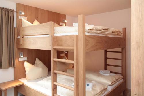 a room with two bunk beds in a room at Schofer Eck - fewo-badhindelang in Bad Hindelang