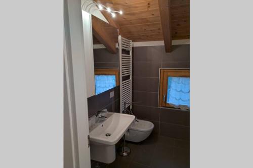 Ванная комната в Spectacular views and modern living on Lake Como
