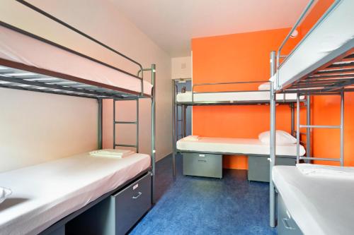 Postel nebo postele na pokoji v ubytování Hans Brinker Hostel Amsterdam