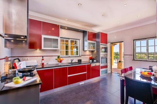 Кухня или мини-кухня в Villa Nincha - Heated Pool - Free wi-fi - Air Con
