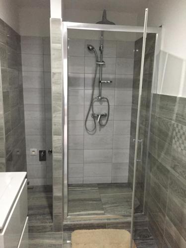 una doccia con porta in vetro in bagno di Apartmán č.1 Haliganda*** a Liptovský Hrádok
