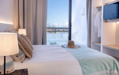 Кровать или кровати в номере Gaviota - Emar Hotels Adults Only