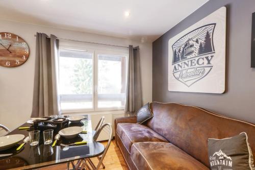 sala de estar con sofá de cuero y mesa en Charming studio with parking in Sevrier along Annecy Lake - Welkeys, en Sévrier
