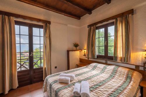 a bedroom with a bed with two towels on it at Hotel Makkas in Kréntis