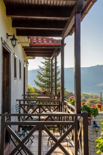 a balcony with tables and chairs on a building at Hotel Makkas in Kréntis