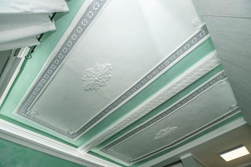 a coffered ceiling in a hospital room at Torre degli Orefici dimora medioevale in Genova