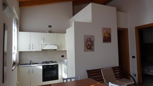 Η κουζίνα ή μικρή κουζίνα στο Appartamenti Isola Verde