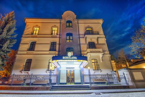 un edificio con una señal delante de él en Grand Hotel Roxolana en Ivano-Frankivsk