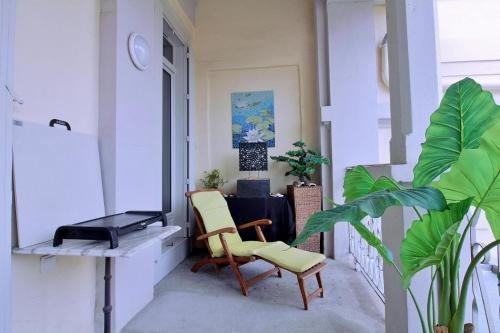 a balcony with two chairs and a table and plants at Le Balcon du Parc, entre Lourdes et Gavarnie in Argelès-Gazost