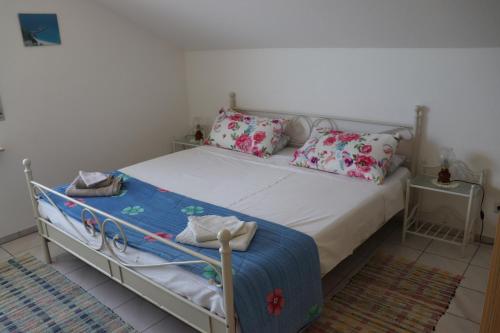 una camera da letto con un letto con una coperta blu e cuscini di Casa Belle Vacanze a Spilinga