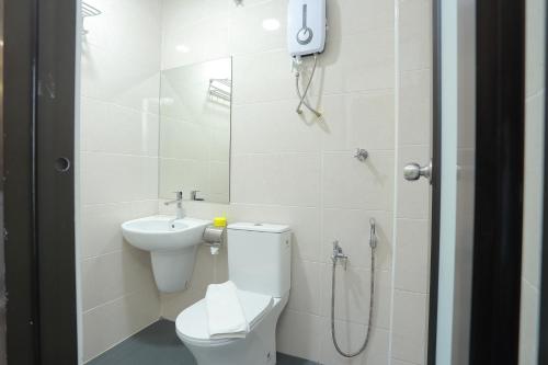 Bitz Bintang Hotel في كوالالمبور: حمام مع مرحاض ومغسلة ودش