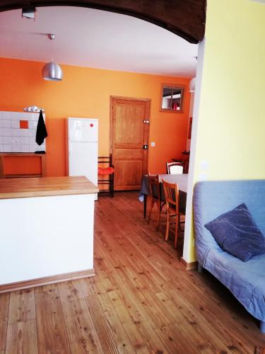 Il comprend une cuisine et un salon avec un lit et une table. dans l'établissement L'usine, à Pont-de-Labeaume