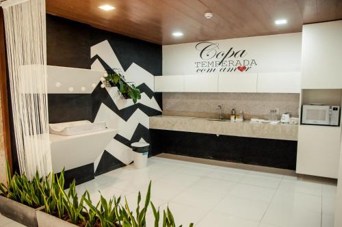 a bathroom with a black and white wall at Matsubara Acqua Park Hotel in Maceió