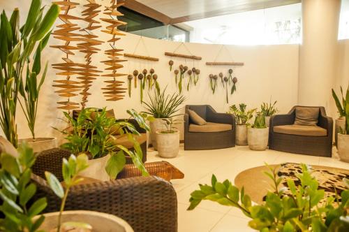 a room filled with lots of plants at Matsubara Acqua Park Hotel in Maceió
