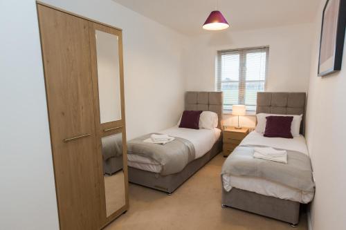 Ένα ή περισσότερα κρεβάτια σε δωμάτιο στο Catchpole Stays Abbey Field Apartment- A lovely 2 bed apartment with field views near Colchester town centre