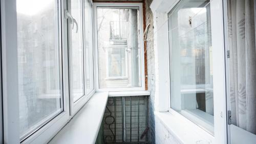 een lege kamer met 2 ramen en een vensterbank bij Doba In Ua Hoholya Apartments in Dnipro