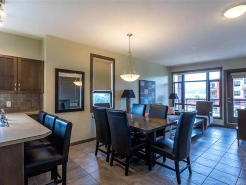 Bright Corner Unit with Lake and Pool Views #543