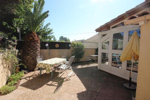 Belle villa 4 couchages a 400 m de la plage 2 chambres terrasse d angle parking dans résidence sécurisée avec piscine commune LROND39