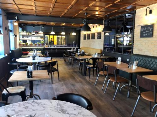 a restaurant with tables and chairs and a bar at ibis Saint-Omer Centre in Saint-Omer