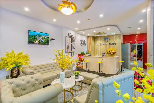 a waiting room with couches and a hair salon at Happy Day Hotel & Spa in Danang