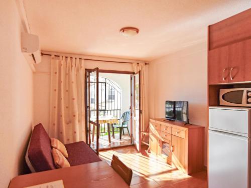 Apartamento pequeño con cocina y sala de estar. en Apartment Calas Blancas by Interhome en Torrevieja