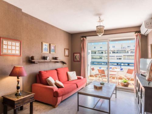 sala de estar con sofá rojo y ventana en Apartment Las Terrazas by Interhome, en Marbella