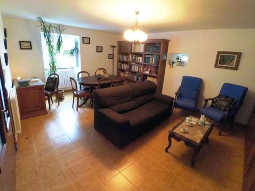 蓬特德烏梅的住宿－Holiday Home El Olivo by Interhome，客厅配有沙发和桌子