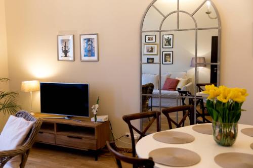 En TV eller et underholdningssystem på Ilen Apartments