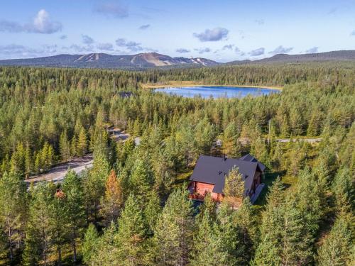 eine Luftansicht eines Hauses in einem Wald mit See in der Unterkunft Holiday Home Lapinukonkäännös - incl- 1 ski pass by Interhome in Ruka