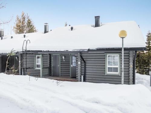 ルカにあるHoliday Home Kotka by Interhomeの屋根の雪家