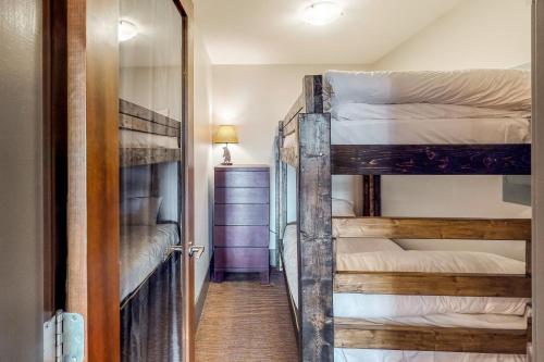 Двухъярусная кровать или двухъярусные кровати в номере Raven