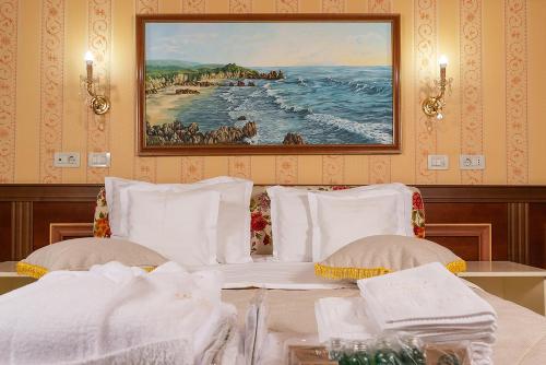 una camera da letto con un letto e un dipinto sul muro di My Hotel Apartments Baneasa a Bucarest